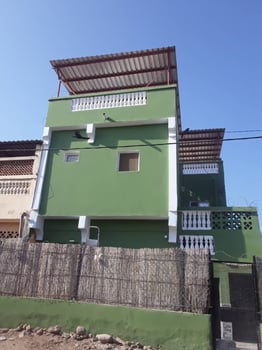 Maison 2 niveaux, terrasse, citerne neuve à Hodane
