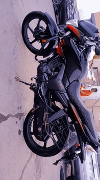 Moto Hero Hunk 150cc en excellent état