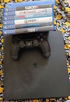 PlayStation 4 + 7 jeux + manette - excellente condition