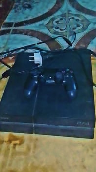 PS4 Standard en bon état avec une manette