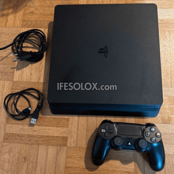 PS4 Slim 2 manettes, état impeccable, prix négociable