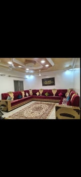 Salon marocain neuf avec rideau et tapis