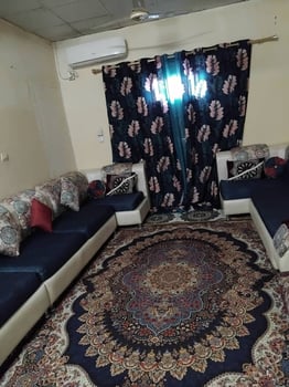 Salon Moderne avec Rideaux et Tapis en parfait état