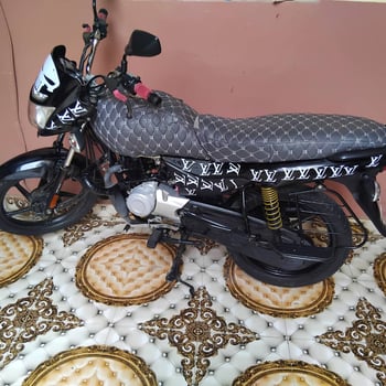 Moto avec décoration, neuve