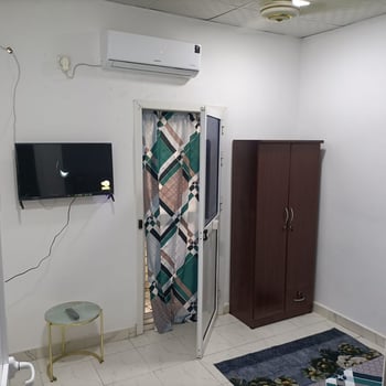 Chambre en co-location avec balcon et commodités modernes, quartier 7