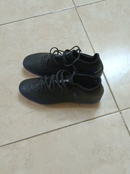 Crampons de foot noirs, design aérodynamique, pointure 40