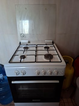 Cuisinière et bouteille de gaz en bon état, négociable