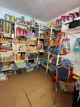 Boutique équipée avec marchandises et documents à jour