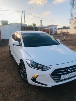 Hyundai AVANTE 2018, comme neuf, économique