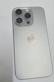 iPhone 15 Pro, 89% de batterie, bon état