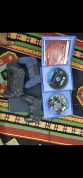 PS4 Slim 3 manettes + 2 CD, bon état