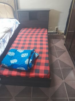 Lit simple avec tête de lit intégrée et mini armoire - Très bon état