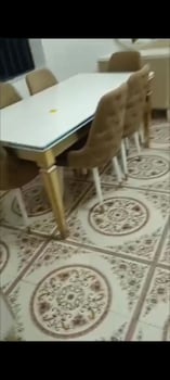 Meubles d\'occasion en excellent état avec tapis et rideaux assortis