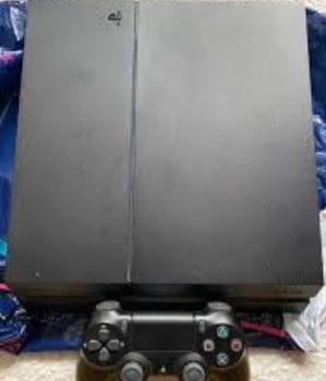 PlayStation 4 avec manette et FIFA 22 en bon état