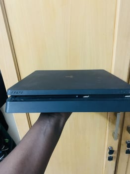 Playstation 4, état parfait, 4 mois d\'utilisation, avec manette et jeu