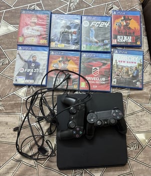 PlayStation 4 + 2 manettes + 9 jeux originaux