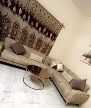 Qaci L avec table basse et rideau, négociable