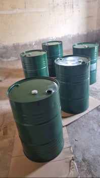 Bidons vides pour stockage de pétrole ou huile