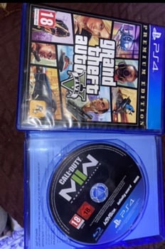 Lot de 2 jeux PS4 - GTA 5 et Call of Duty, excellent état