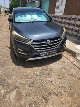 Hyundai Tucson 2016-2017 en excellent état avec pneus neufs
