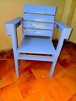 Chaise pour grandes personnes en bois Malaisien robuste et confortable