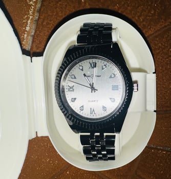 Montre analogique neuve de la Mecque, jamais utilisée.