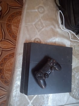 Console PS4 avec manette et FIFA 21 inclus - Prix négociable
