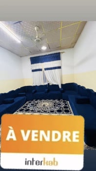 Salon en excellent état avec tapis