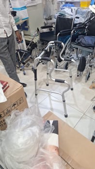 waxan iibinayaa kursiga booga iyo birta lagu socdoo oo jidiid ah