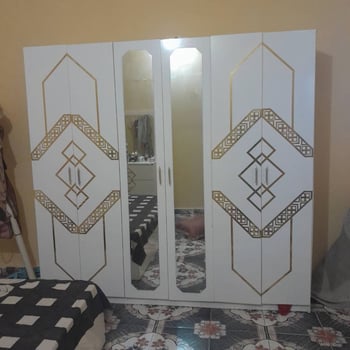 Chambre à coucher, salon, TV 43 pouces et climatiseur neufs