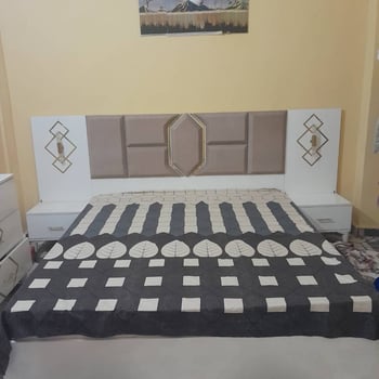 Chambre à coucher, salon, TV 43 pouces et climatiseur neufs