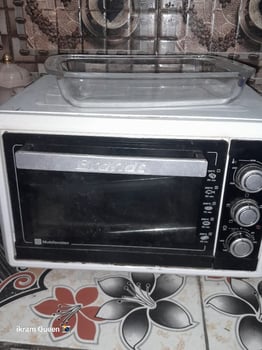 Chambre à coucher, salon, TV 43 pouces et climatiseur neufs