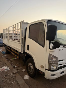 Camion Isuzu importé de Dubaï, en excellent état avec équipements neufs