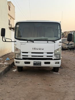 Camion Isuzu importé de Dubaï, en excellent état avec équipements neufs