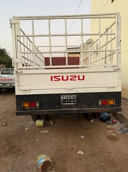 Camion Isuzu importé de Dubaï, en excellent état avec équipements neufs