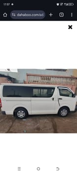 Minibus Toyota Hiace climatisé à louer pour transport de personnel