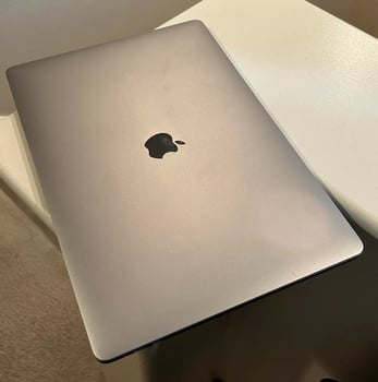 MacBook pro 15, 6 i7 16GB ram et 512go offer a moitié prix moitié prix