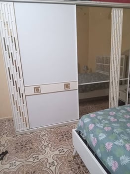 Meuble moderne pour chambre à coucher en bon état