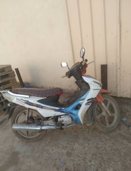 Moto Jincheng 110, état impeccable, cause voyage