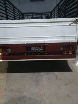 Camion Isuzu Reward en très bon état, boîte manuelle