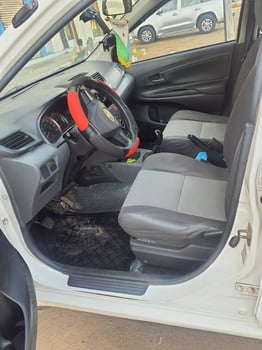 Toyota avanza 7 places , essence, bon état et climatisé