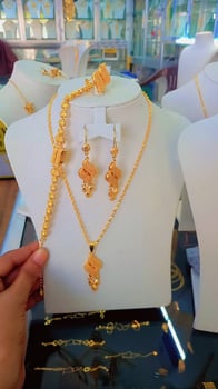 Or 21 carats de haute qualité, modèles variés, prix au gramme choisi