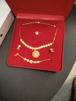 Or 21 carats de haute qualité, modèles variés, prix au gramme choisi