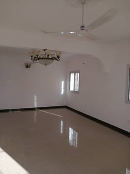 Villa F5 avec climatiseurs, citerne d\'eau et parking à louer à Cité Gabode