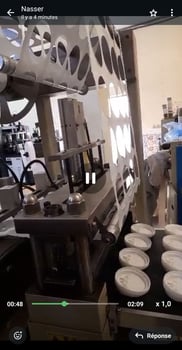 Usine de production de gobelets avec stock de matières premières