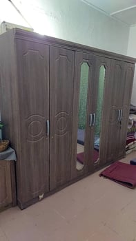 Chambre à coucher avec lit et armoire