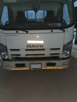 Camion Isuzu Reward en très bon état, boîte manuelle