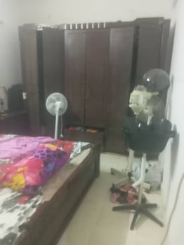 Chambre à coucher en bon état avec meubles - Prix négociable