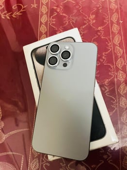 iPhone 15 Pro Max 256 Go, batterie 88%, à vendre