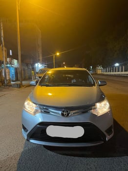 Toyota Yaris 2016, boîte manuelle, climatisée, essence économique